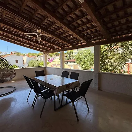 Apartman Paradiso Arx I *